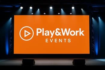 Sahne arkasında Play&Work görseli bulunan ekran