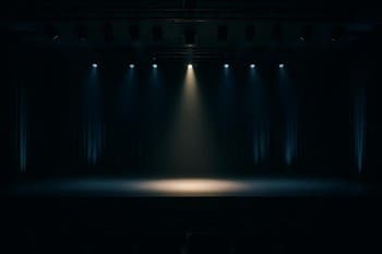 Boşalmış salonda sahneye son kez bakan görevli