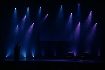 Gece sahnesinde renkli ışıklarla aydınlatılmış final alanı