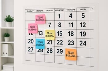 Renkli sezon etiketleriyle süslenmiş etkinlik takvimi