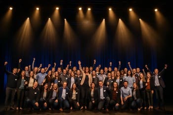 Geniş açıdan çekilmiş sahne ve izleyici kalabalığı