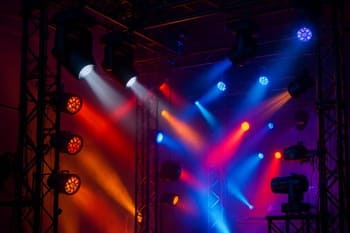 Sahne ışıklarının ayarlandığı boş etkinlik alanı